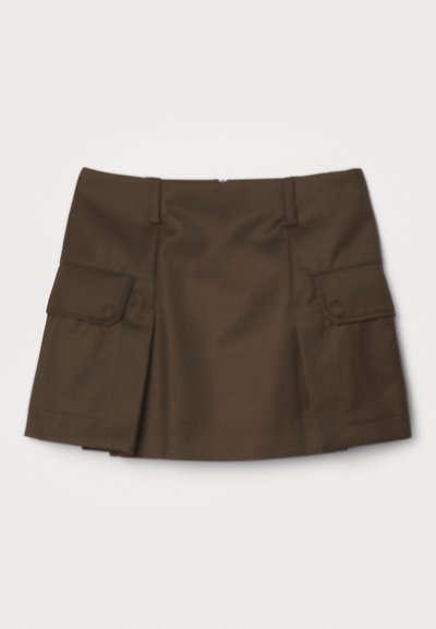 Καφέ πλισέ μίνι φούστα από ύφασμα, η οποία διαθέτει δύο μπροστινές τσέπες cargo με καπάκια που κουμπώνουν και φερμουάρ στο πίσω μέρος.