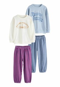 Dwie bluzy w kolorze jasnoniebieskim i kremowym z graficznymi nadrukami, zestawione z fioletowymi i niebieskimi spodniami piżamowymi w kratkę. Miękki, casualowy design.