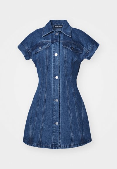Rochie din denim de culoare albastru închis, cu mâneci scurte și un corset ajustat, închidere cu nasturi și două buzunare pe piept. Prezintă detalii cu cusături verticale.