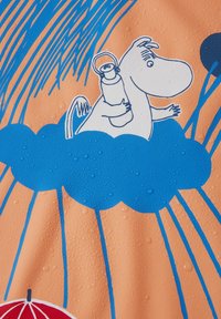 Hvid figur, der holder en flaske på en blå sky mod en orange baggrund med blå regndråber og en rød paraplygrafik.