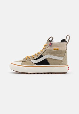 Højtop beige og sort Vans sneakers med hvid sidestribe, orange snørebånd, tyk hvid sål og trækflige på tungen og hælen.