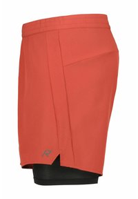 Rode sportieve shorts met een slank ontwerp, mesh voering en geperforeerde zijpanelen voor ademend vermogen. Inclusief een elastische tailleband.