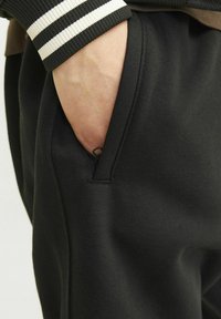 Jack & Jones MIT WEITEM BEIN FIT - Pantaloni sportivi - black