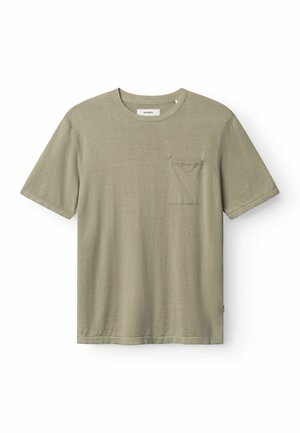 Olivgrünes Baumwoll-T-Shirt mit kurzen Ärmeln, rundem Ausschnitt und einer aufgesetzten Tasche auf der linken Brust. Weiche Textur, lässige Passform.