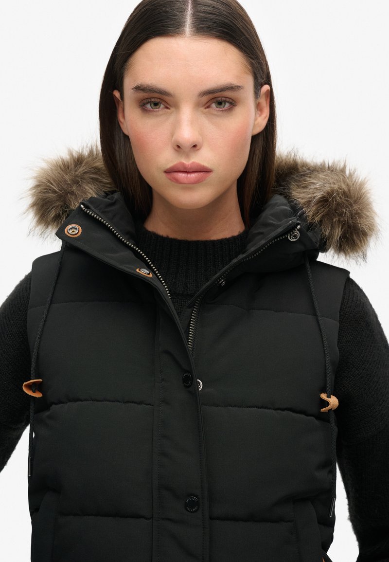 Mens Everest Hooded Puffer Gilet In JET BLACK | US - Foto 4
