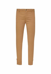 Chino beige in cotone, con una vestibilità slim, chiusura con bottone e dettagli a risvolto con hardware in argento. Texture morbida e design pulito.