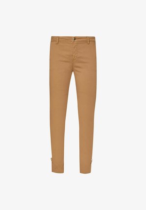 Chino beige in cotone, con una vestibilità slim, chiusura con bottone e dettagli a risvolto con hardware in argento. Texture morbida e design pulito.