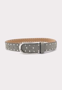Grijze nepsuede riem met zilveren metalen studs, gepolijste ovale gesp en een gladde tan binnenvoering. Verstelbare pasvorm met een modern ontwerp.