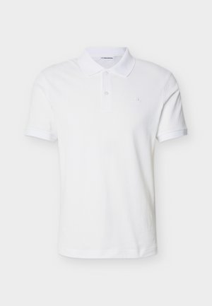 Valkoinen lyhythihainen poolopaita, jossa on kaksi nappia ja pieni rintalogo, esitettynä yksinkertaisella vaalealla taustalla.