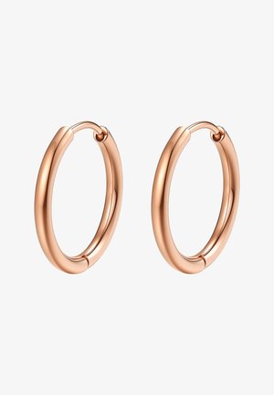 Par de pendientes de aro lisos y pulidos de oro rosa con cierres de bisagra sobre un fondo blanco.