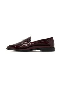 Bordeaux patenten leren loafers met een strak ontwerp, een gladde textuur en een decoratieve band aan de voorkant. Platte zwarte zool.