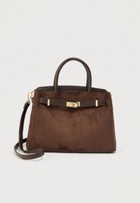 Sac à main en daim marron avec deux poign ées supérieures et une bandoulière amovible. Il est doté d'une fermeture à clapet dorée et d'un design minimaliste aux bords lisses.