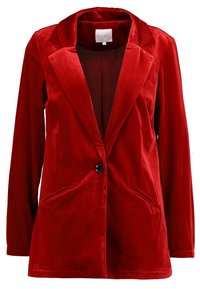 Blazer en velours rouge avec un col cranté, deux poches avant, une fermeture à bouton unique et des manches longues. Texture lisse avec une coupe ajustée.