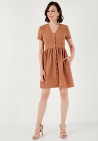 LELA REGULAR FIT - Abito a camicia - brown