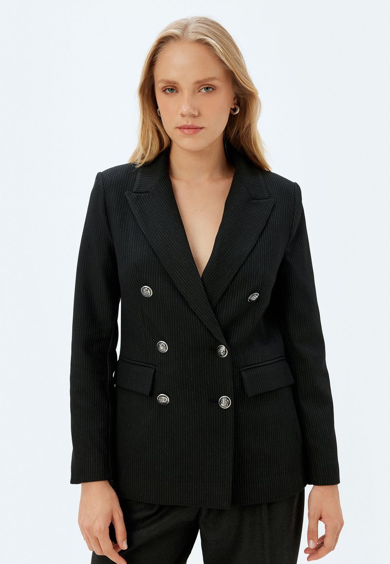 Zwarte pinstriped dubbelbreasted blazer met zilveren knopen, twee voorkruiken, gestructureerde revers en een getailleerde pasvorm. Glad textuur.