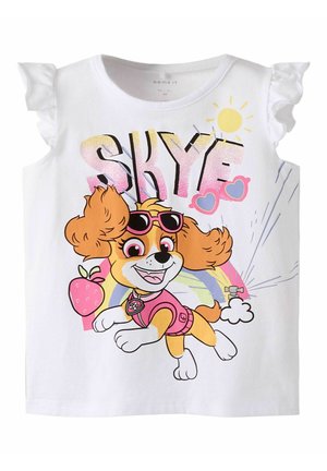 Weißes Kindershirt mit einem Cartoon-Hund, der eine Sonnenbrille und ein pinkfarbenes Outfit trägt, großer Schriftzug "SKYE", Regenbogen, Sonne, Erdbeere und Wasserhahnspritzer.