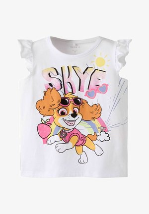 Biała koszulka dla dziecka z kreskówkowym psem w okularach przeciwsłonecznych i różowym stroju, duży napis "SKYE", tęcza, słońce, truskawka oraz plusk wody z kranu.