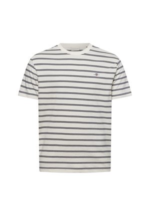 Witte T-shirt met korte mouwen met dunne zwarte horizontale strepen en een klein geborduurd logo op de linkerborst.