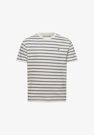 Weißes T-Shirt mit kurzen Ärmeln, dünnen schwarzen horizontalen Streifen und einem kleinen gestickten Logo auf der linken Brust.