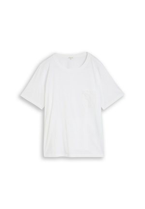Camiseta blanca de algodón de manga corta con cuello redondo y pequeño bolsillo en el pecho, mostrada extendida sobre un fondo blanco.
