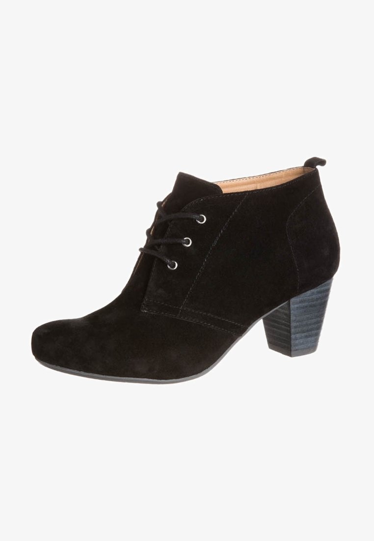 Botas de tobillo de ante negro con punta redondeada, cierre de cordones en la parte delantera y tacón apilado con un diseño texturizado. Forro interior suave, estilo minimalista.