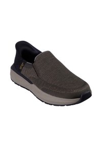 Scarpe slip-on con tomaia in rete grigia e dettagli in blu scuro. La suola robusta presenta un'imbottitura centrale spessa e di un beige chiaro per il comfort.