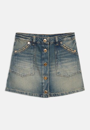 Jeans minikrinja z zlatimi gumbi spredaj, dvema sprednjima žepoma, zankami za pas in poudarki z izpranim videzom.