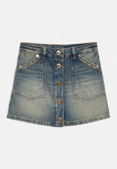 Μίνι φούστα τζιν με χρυσά κουμπιά στο μπροστινό μέρος, δύο μπροστινές τσέπες, θηλιές για ζώνη και ξεβαμμένες λεπτομέρειες.