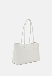 Biała prostokątna torba na ramię z długimi, zaokrąglonymi uchwytami i gładką teksturą, przedstawiona na jednolitym białym tle.