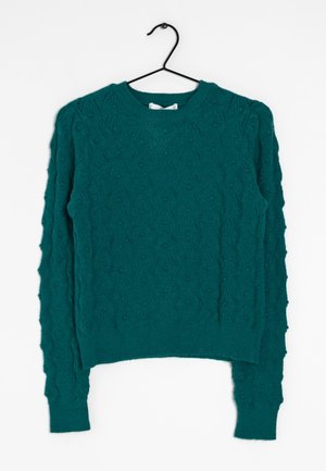 Pull en maille bleu sarcelle à manches longues avec motif diamant texturé, col rond et poignets côtelés, suspendu sur un cintre noir contre un fond blanc.