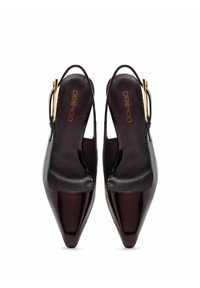 Zapatos de tacón de charol negro con diseño de slingback, puntera puntiaguda, herrajes decorativos dorados y diseño lateral con recortes. Textura suave y acabado brillante.