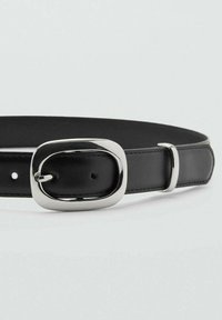 Črni usnjeni pas s srebrno kovinsko zaponko. Zasnovan z ovalno obliko zaponke in dvema nosilcema za prilagodljivost. Gladek videz.