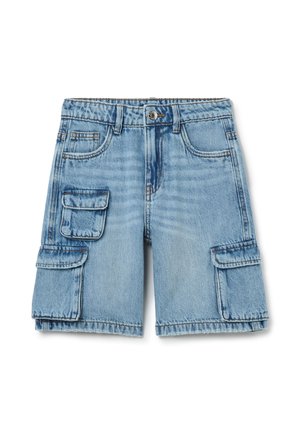 Bermudas de denim azul claro tipo cargo con dos bolsillos laterales, bolsillos frontales y dobladillo deshilachado. Cuenta con cierre de botón y pasadores para cinturón.