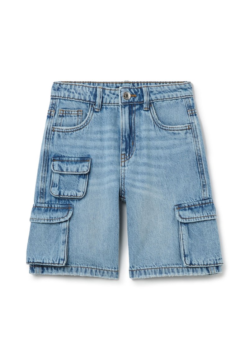 Bermudas de denim azul claro tipo cargo con dos bolsillos laterales, bolsillos frontales y dobladillo deshilachado. Cuenta con cierre de botón y pasadores para cinturón.