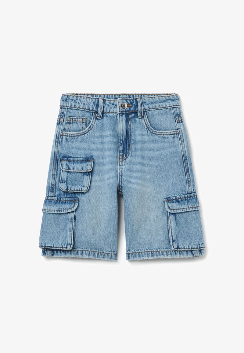 Bermudas de denim azul claro tipo cargo con dos bolsillos laterales, bolsillos frontales y dobladillo deshilachado. Cuenta con cierre de botón y pasadores para cinturón.