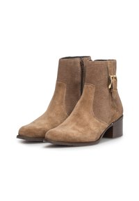 Botas de tobillo de ante marrón con un panel de tela texturizada, cremallera lateral y un acento de hebilla en tono dorado. Puntera redondeada y tacón bajo de madera.