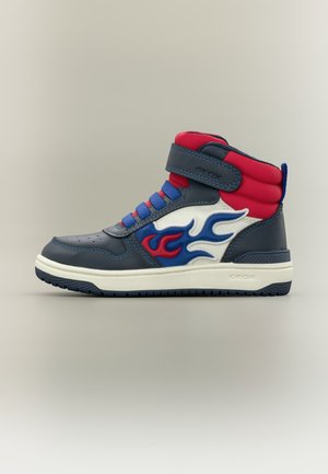 Basket montante bleue avec motif de flammes rouges et blanches, lacets bleus, col rembourré rouge et semelle blanche, présentée sur fond neutre.