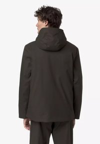 Donkergroene olijfgroene jas met een aangesloten capuchon, lange mouwen en een strak, glad oppervlak. Minimalistisch ontwerp zonder zichtbare patronen of hardware.