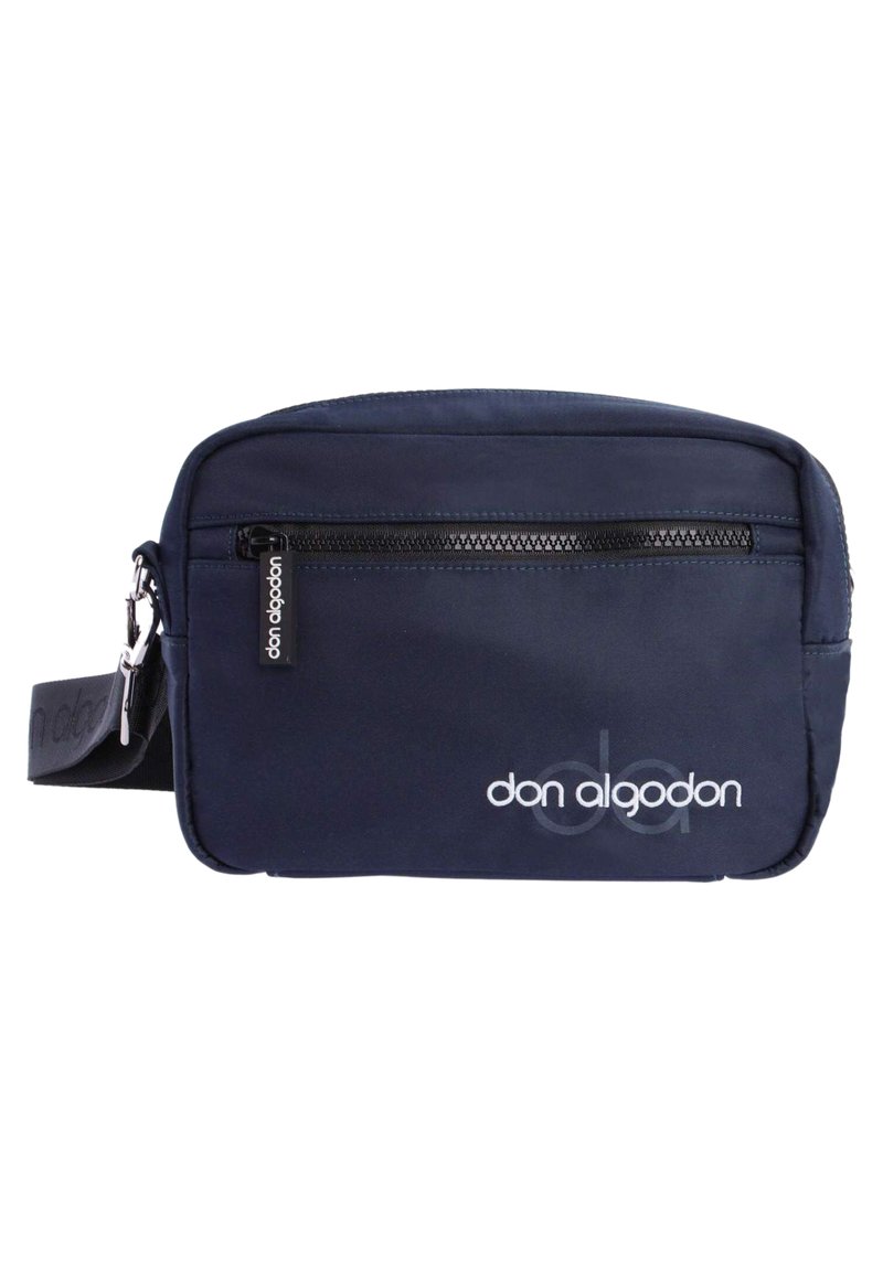 Bolso de hombro de tela azul marino con un bolsillo frontal con cremallera, detalle del logotipo y correa ajustable. Textura suave con forma rectangular estructurada.