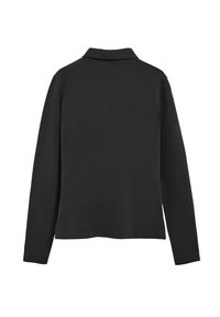 Polo negro de manga larga, hecho de una tela suave. Presenta un cuello y un diseño limpio y sencillo sin patrones ni adornos adicionales.