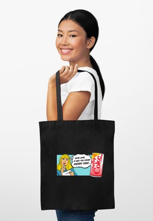 Sac fourre-tout noir avec un design de style bande dessinée représentant une femme blonde et une canette de Cherry Coke. Le texte indique : "Cher John, si seulement tu buvais du Cherry Coke."
