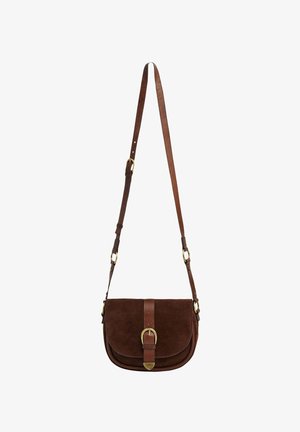 Smeđa antilop crossbody torba s glatkim kožnim remenom, zlatnim kopčom i zaobljenim poklopcem. Ima podesivu duljinu remena.