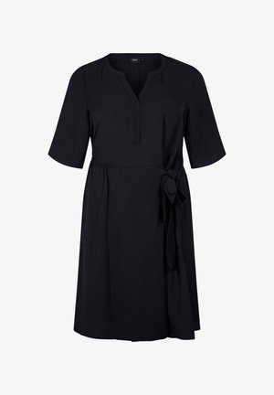 Schwarzes Kleid aus strukturiertem Stoff, mit V-Ausschnitt, kurzen Ärmeln und einem gebundenen Gürtel in der Taille für eine definierte Silhouette.