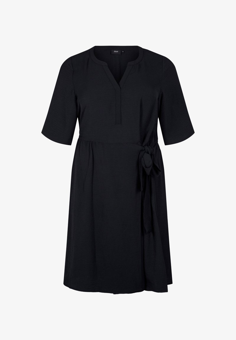 Juoda suknelė, pagaminta iš tekstūruoto audinio, su V formos iškirpte, trumpomis rankovėmis ir rišamu diržu juosmenyje, kad būtų išryškinta figūra.