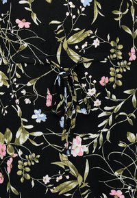 Μαύρο ύφασμα με πράσινα φύλλα και μικρό ρόδινο, λευκό και μπλε λουλουδάτο μοτίβο, με δεμένο φιόγκο από ύφασμα στο κέντρο.