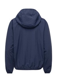 Tamsiai mėlyna, lengva striukė su kapišonu, pasižyminti surinkta apačia, elastingomis rankogaliais ir lygiu, šiek tiek tekstūruotu audiniu. Rodoma striukės nugaros pusė.