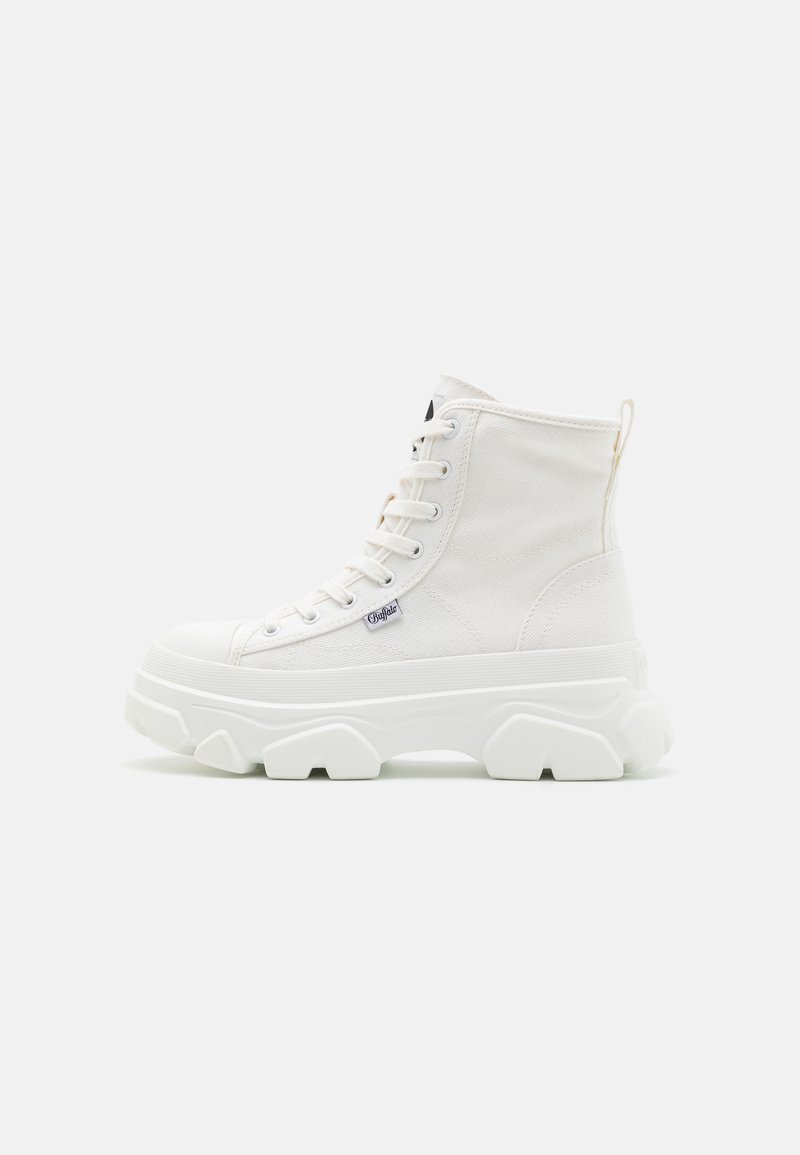 Białe sneakersy w stylu high-top z grubą gumową podeszwą, górą z płótna, okrągłym noskiem i otworami na sznurówki. Posiadają pętelkę z tyłu.