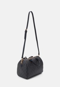 Sac à main en cuir noir à carreaux, avec des poignées supérieures doubles, une bandoulière réglable, des accessoires en métal doré et une forme arrondie. Texture lisse.