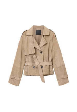 Μπεζ σαλοπέτα από σουέντ με διπλό πέτο, φαρδιές πέτσες, ζώνη στη μέση και μανσέτες με κουμπιά. Ομαλή υφή και μανίκια μεσαίου μήκους.