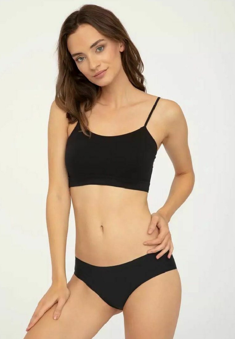 Czarny biustonosz typu bralette z cienkimi ramiączkami, w komplecie z dopasowanymi czarnymi majtkami w stylu bikini. Gładka tekstura, minimalistyczny design, dopasowany krój.